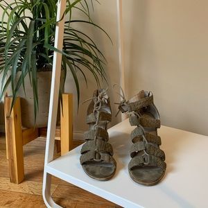 Hinge block heel size 8 in olive